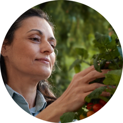 Frau zufrieden bei der Gartenarbeit_Circle