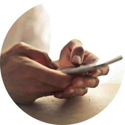 Person Mit Smartphone auf CoaguCheck circle
